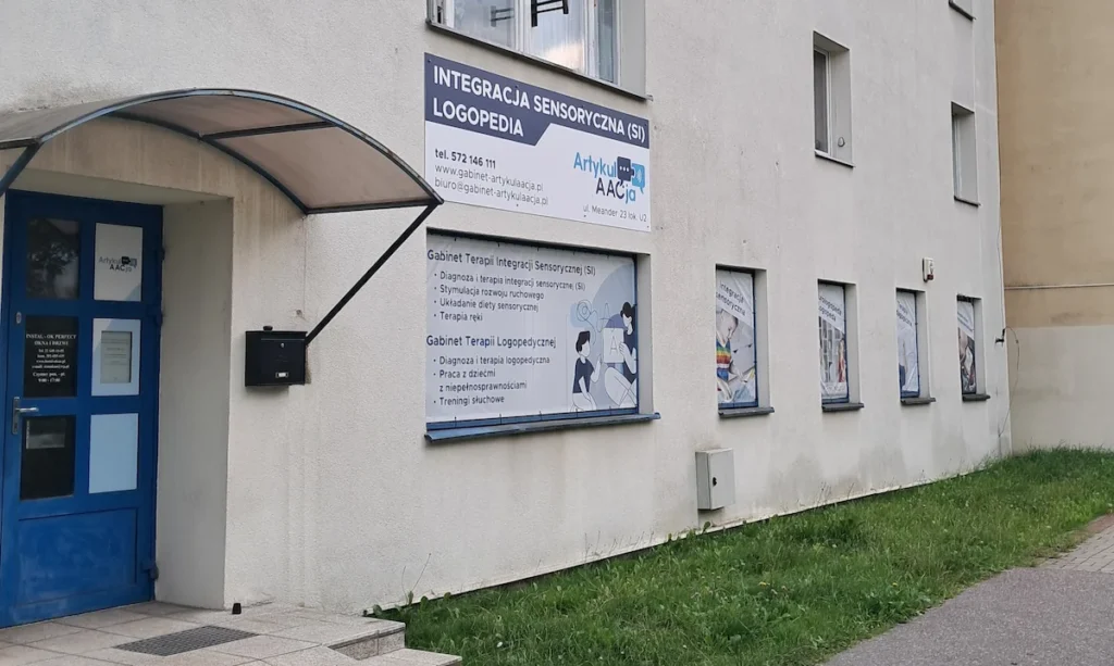 z bliska ukos wejście główne do Gabinetu ArtykulAACja przy ul. Meander